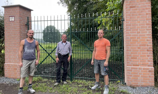 Restauriertes Eingangstor zur Weidenlandschaft