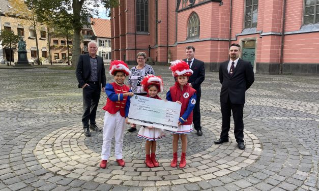 400 Euro aus Weinverkauf an KG Narrenzunft