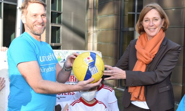 Unicef-Kicker bei Schulministerin