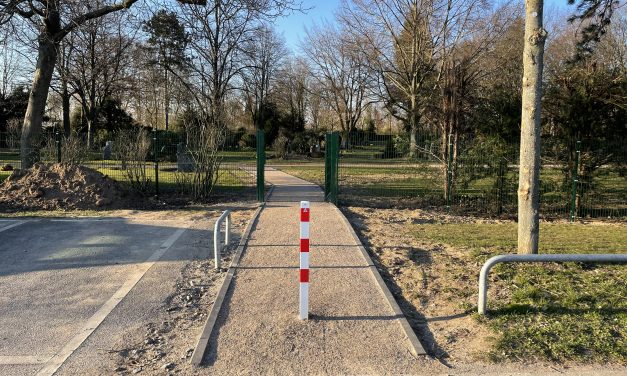Neue Zaunanlage mit Eingangstor am Hülser Friedhof