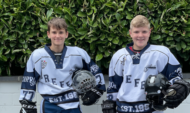 Johannes Pins und Peer Fenkes holen Siegerpokal an der Ostsee