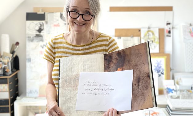 Kerstin Teetz beschriftet für die Stadt besondere Bücher