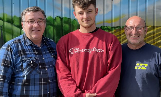 Rögels Bruder haben Garage mit vielen Tönisberger Motiven