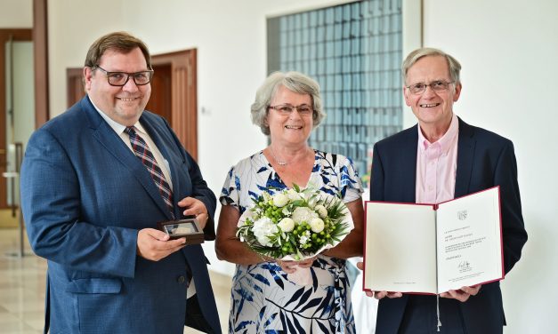 Ehemaliger Schulleiter Dr. Güttsches erhielt Stadtsiegel