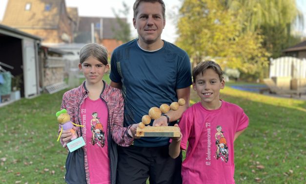 Sportliche Familie beim Lauf und auf dem Rad