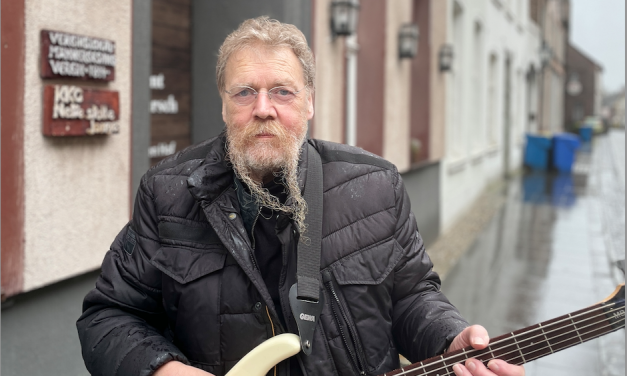 Altmusiker Reimund Meincke rockt auf seiner Gitarre in zwei Bands