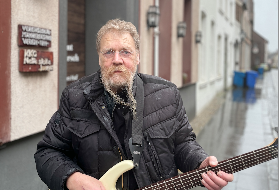 Altmusiker Reimund Meincke rockt auf seiner Gitarre in zwei Bands
