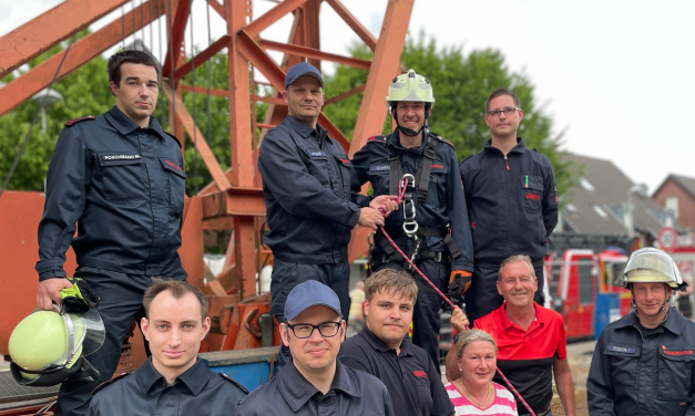 Feuerwehr trainiert Ernstfall auf einer Baustelle