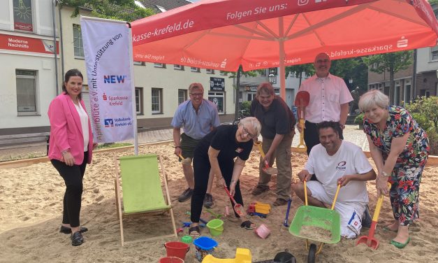 Riesiger Sandkasten für Kinder auf dem Alten Markt