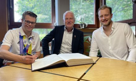 Stadt Kempen würdigt Sportler Rupp und Witzke mit Eintrag ins Gästebuch