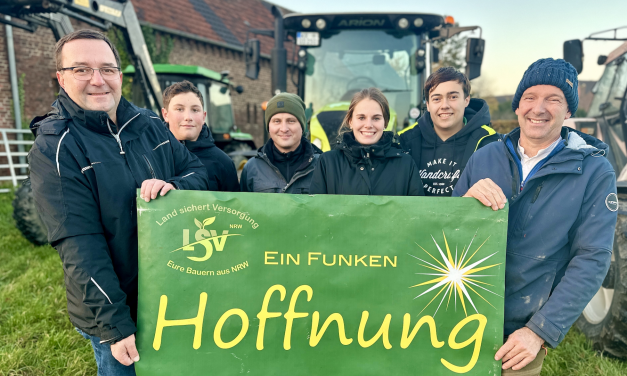 Landwirte rollen wieder beleuchtet durch Hüls