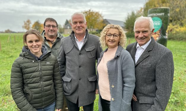 Landwirte und Stadt stiften Streuobstwiese für jedermann