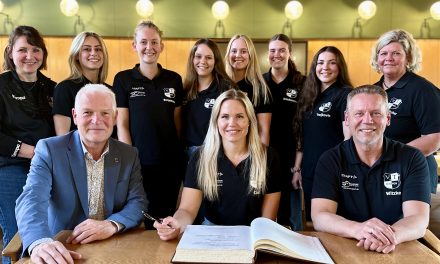Handball-Damenmannschaft der VT Kempen trägt sich ins Gästebuch der Stadt ein