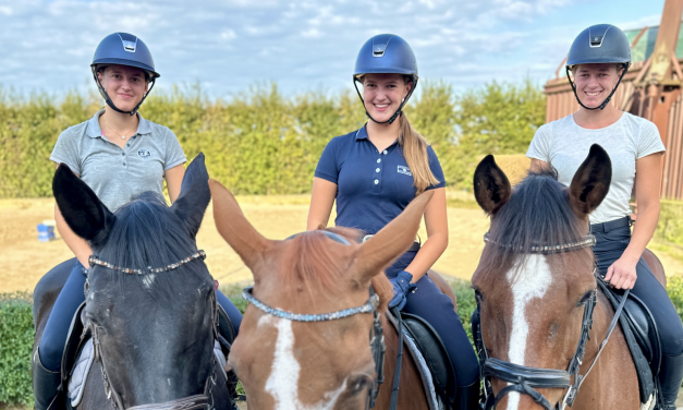Drei Schwestern reiten beim Reitturnier in Vorst mit