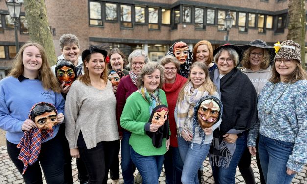 Altweiberbrauchtum in Kempen – Möhnen „stürmen“ das Rathaus