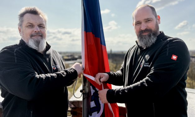 Städtisches-Duo sorgt für Flagge auf der Burg 