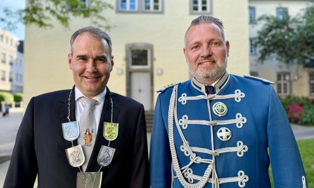 Zwei Bruderschaften schießen neuen König aus