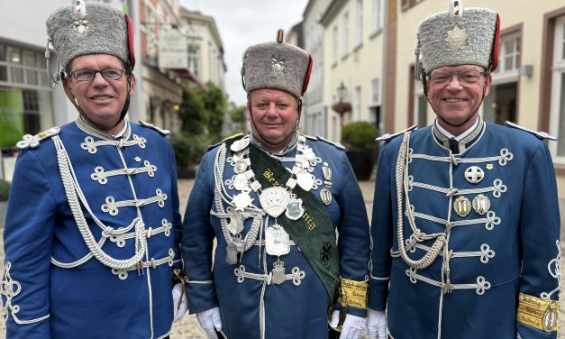 Doppelte Regentschaft: Michael Beenen ist König der Blauen Husaren und Bezirkskönig
