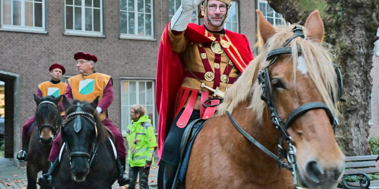 800 Kinder ziehen zu St. Martin durch Hüls