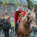 800 Kinder ziehen zu St. Martin durch Hüls