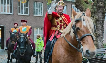 800 Kinder ziehen zu St. Martin durch Hüls