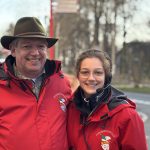 Wenn Vorst in Köln mitzieht: Vater und Tochter kontrollieren Pferd und Reiter im Rosenmontagszug