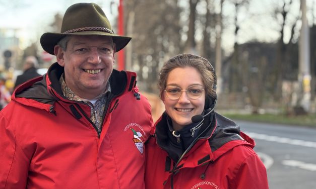 Wenn Vorst in Köln mitzieht: Vater und Tochter kontrollieren Pferd und Reiter im Rosenmontagszug