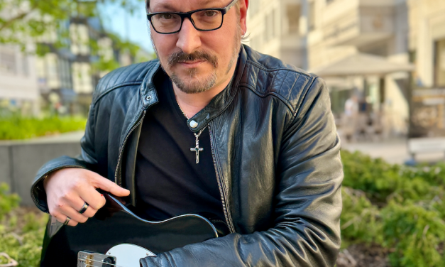 Stadtchat mit Dennis Hormes, Rockgitarrist, Sänger und Synchronsprecher 