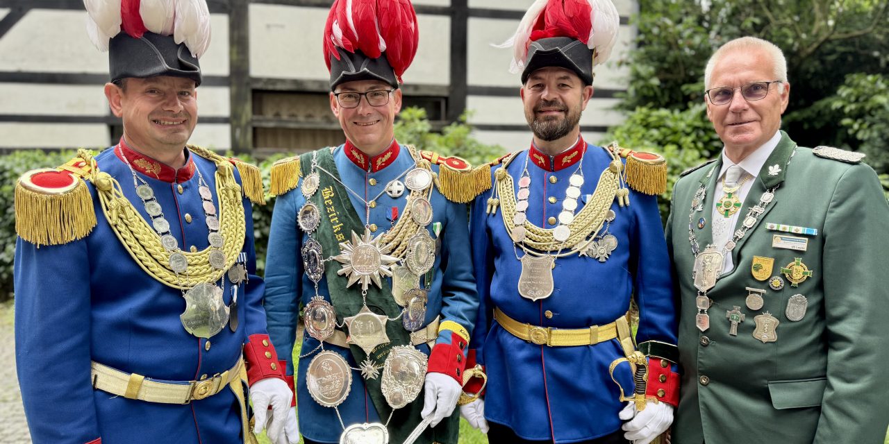 Frank Moos holt die Bezirksstandarte nach Vorst