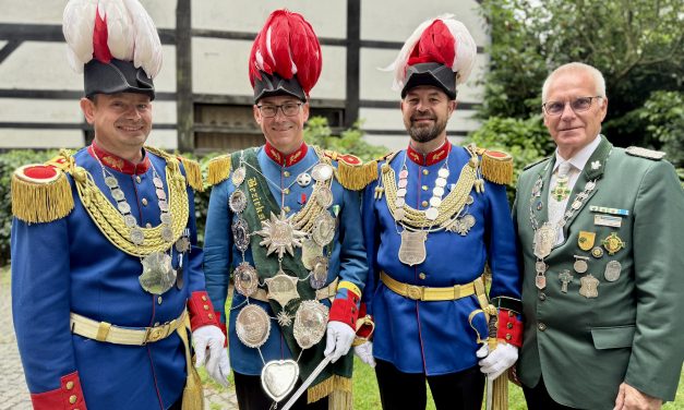 Frank Moos holt die Bezirksstandarte nach Vorst