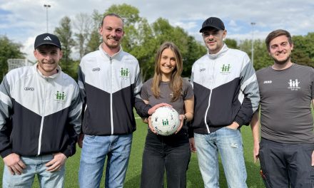 Kicken, Kinderattraktionen und Tanzen beim Hand-in-Hand Cup