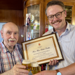 König-Brauerei zeichnet Robby Deckers aus und lädt zur Brauereibesichtigung ein 
