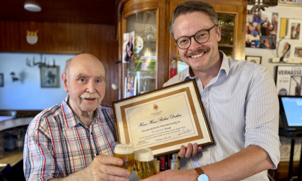 König-Brauerei zeichnet Robby Deckers aus und lädt zur Brauereibesichtigung ein 
