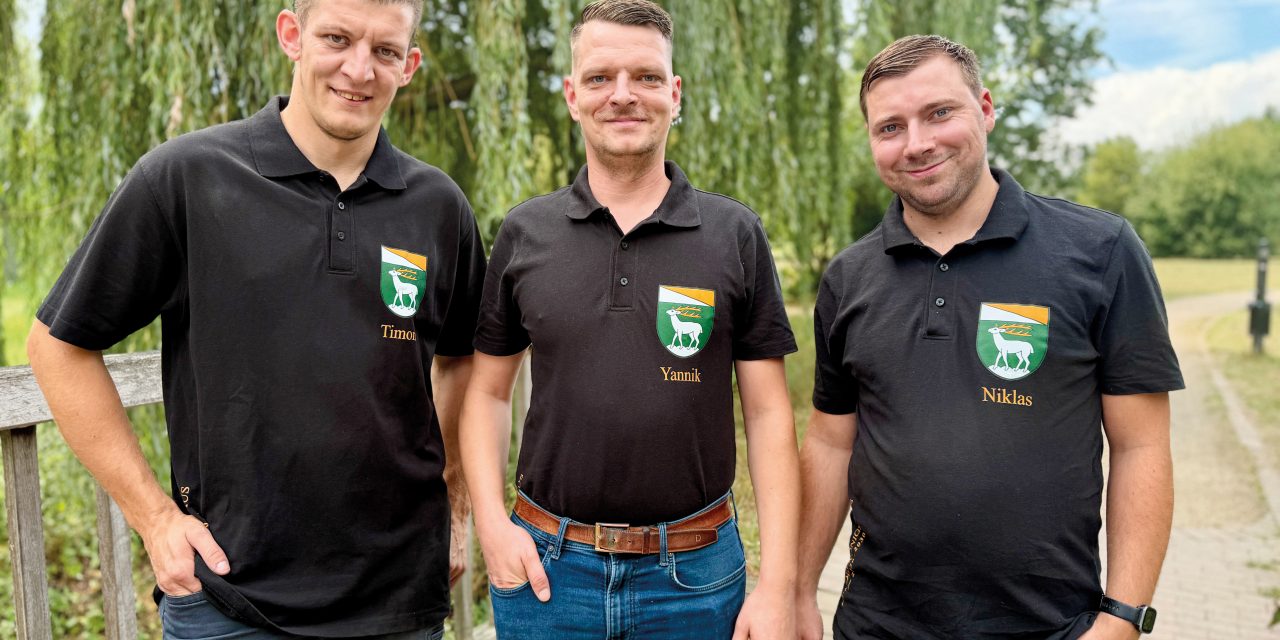 Yannik Obczernitzki trägt die Kendelkönigskette
