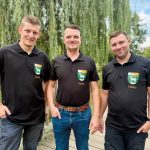 Yannik Obczernitzki trägt die Kendelkönigskette