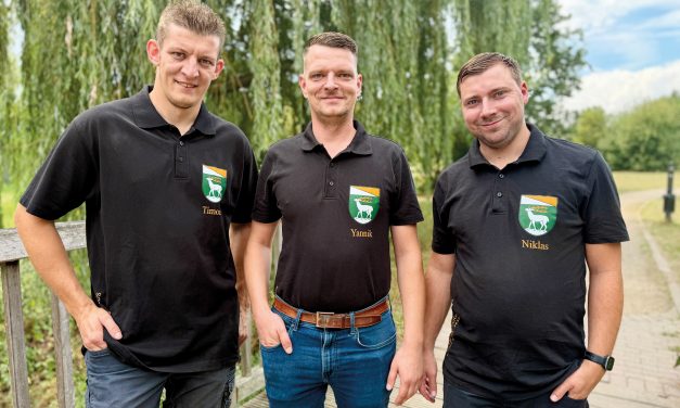 Yannik Obczernitzki trägt die Kendelkönigskette