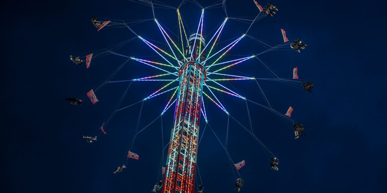 40 Meter Hoher Kettenflieger bereichert Herbstkirmes