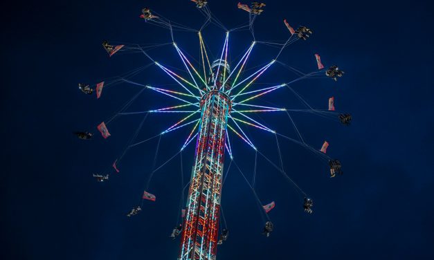 40 Meter Hoher Kettenflieger bereichert Herbstkirmes