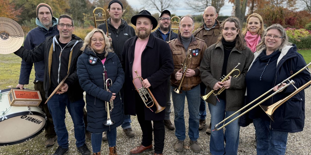 Posaunenchor begleitet St. Martin und seiner Herolde auf dem Weg in die Stadt