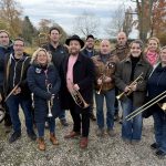 Posaunenchor begleitet St. Martin und seiner Herolde auf dem Weg in die Stadt