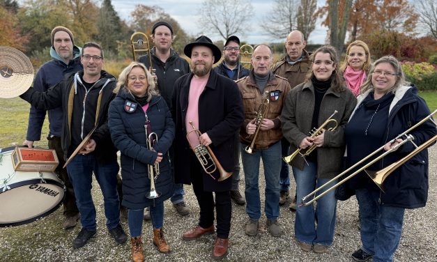 Posaunenchor begleitet St. Martin und seiner Herolde auf dem Weg in die Stadt